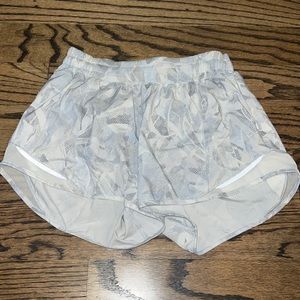 LULULEMON Hotty Hot Low Rise Short 2.5”